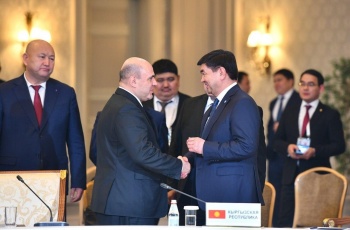 Премьер-министры Кыргызстана и России обсудили ситуацию на валютном рынке