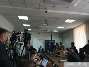 Глава Нацбанка объяснил резкое падение курса сома паникой среди населения
