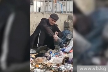 Неизвестный собирает использованные медицинские маски (видео)
