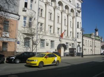 В посольстве КР в Москве ужесточили требования к посетителям
