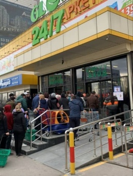 В Бишкеке вновь ажиотаж на продуты. Очередь в магазин тянется с улицы