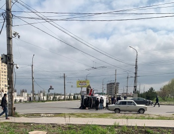 В Бишкеке водитель Toyota врезался в машину "скорой". Пострадали медики
