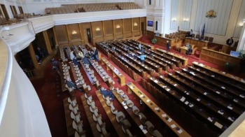 В Болгарии депутаты и министры отказались от зарплат до конца действия ЧП