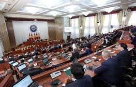 Жогорку Кенеш единогласно поддержал продление режима ЧП в Кыргызстане