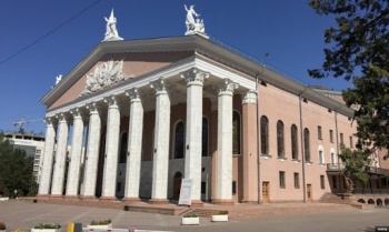 Мальчишки и солисты театра на карантине спели патриотическую "Айтилек"
