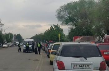 В соцсетях сообщают о появлении в Бишкеке блокпостов. Что происходит?