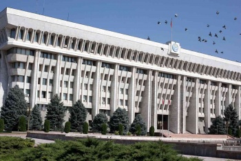 Два депутата Жогорку Кенеша решили сдать мандаты. Кто они?