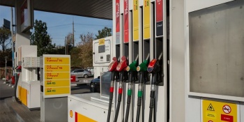 До конца месяца цены на бензин упадут еще на 7-10% - Нефтетрейдеры