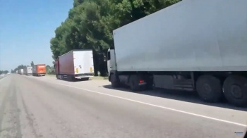 На границе с Казахстаном образовалась шестикилометровая очередь из фур