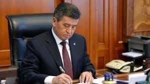 Сооронбай Жээнбеков подписал Указ о приеме в гражданство Кыргызстана