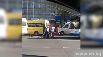 В центре Бишкека на проезжей части подрались водители маршруток (видео)