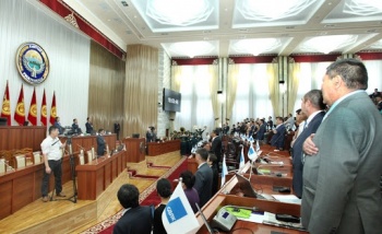 "Стыдно за них". Работу  VI созыва парламента сочли провальной