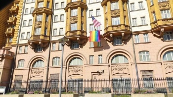 На фасаде посольства США в Москве появился флаг ЛГБТ