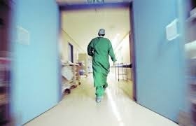 Запрет на транспорт: в Бишкеке медики вынуждены добираться на работу пешком