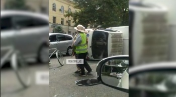 В центре Бишкека от столкновения с такси опрокинулась машина "Скорой"