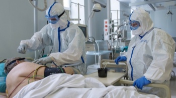 Больным пневмонией врачи рекомендуют больше лежать на животе
