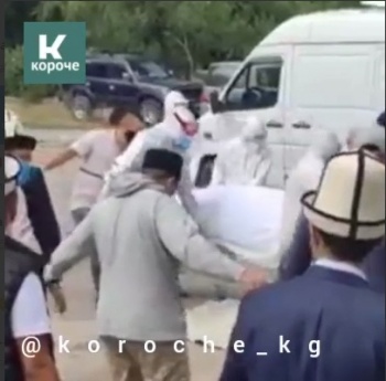 К госпиталю забрать тело Чубака ажы Жалилова пришли сотни сторонников