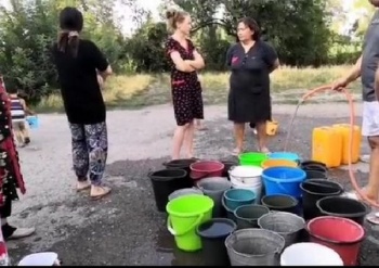 "Какая может быть гигиена?". Жители Петровки месяц сидят без воды (видео)