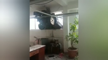В Токмоке пьяный 36-летний водитель влетел в подвал швейного цеха (видео)