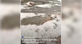 В РК дороги усыпало градом, похожим на снег (видео)