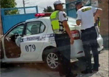 В Бишкеке патрульная машина влетела в легковое авто. Пострадали инспекторы