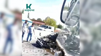 От машины ничего не осталось. Водитель врезался в бетонные блоки (видео)