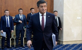 Президент посетил школу, построенную на средства от борьбы с коррупцией