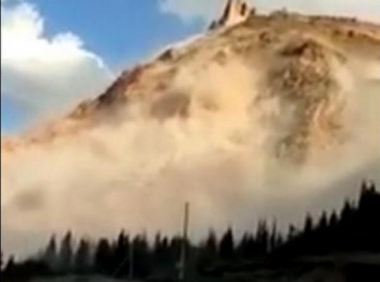 Оползень в Кара-Кече. Дорогу расчистить невозможно, будут строить новую