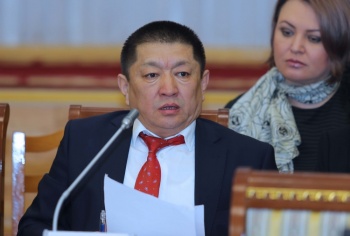 Экс-министр здравоохранения Космосбек Чолпонбаев арестован на два месяца