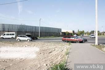 Автолюбители в Бишкеке жалуются на слепой поворот на одном из перекрестков