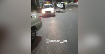 В Бишкеке насмерть сбили мужчину, выгружавшего из багажника детскую коляску