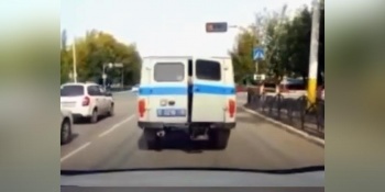 В соцсети попало видео дерзкого побега задержанного из автозака