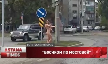 В РК голая женщина с ребенком бросалась под авто (видео)