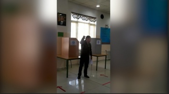 Сыймык Жапыкеев устроил скандал на избирательном участке (видео)