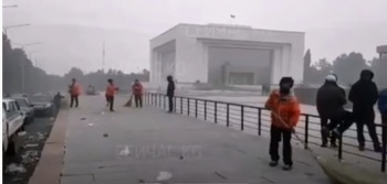 Сотрудники Тазалыка убирают разгромленную площадь