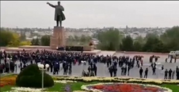 В Оше граждане стягиваются на митинг в поддержку Жээнбекова