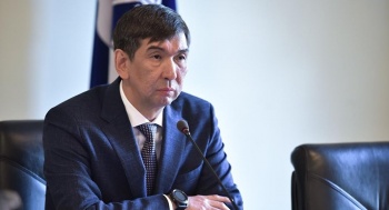 Азиз Суракматов вернулся в мэрию. У здания проходит митинг