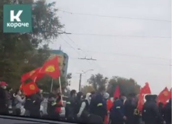 Собравшиеся возле "Технопарка" двигаются к сторонникам Атамбаева (видео)