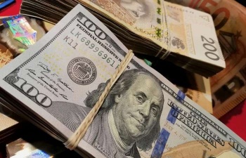 В Кыргызстане за сутки курс доллара вырос примерно на 1,5 сома
