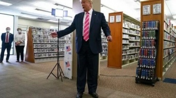 Президент США досрочно "проголосовал за парня по имени Трамп"