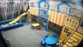 Ребенок получил перелом на детской площадке ресторана (видео)