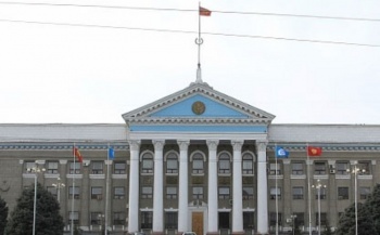 Возле мэрии Бишкека опять митинг