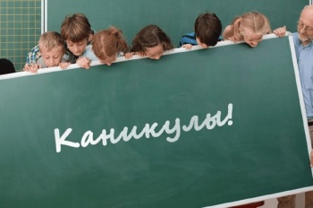 С понедельника школьники КР отправятся на каникулы