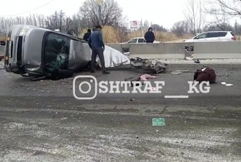 На объездной дороге Honda врезалась в парапет и опрокинулась. Погибли трое