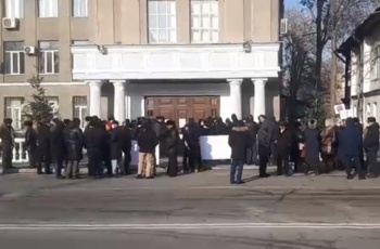 Дело Батукаева. У Верховного суда собираются сторонники Алмазбека Атамбаева