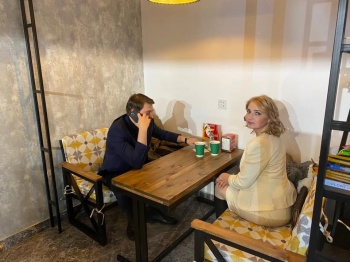 Фото дня. Артем Новиков с супругой ужинают в инклюзивном кафе