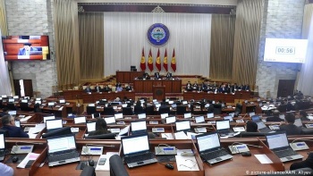 Депутаты ЖК проголосовали за работу "в округах" до 10 января