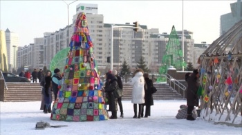 Шестиметровую елку из пряжи установили в столице Казахстана