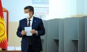 Сооронбай Жээнбеков проголосовал. Он выбрал президентскую форму правления