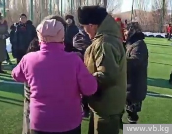 Бабушки в селе Садыра Жапарова танцами встретили его победу (видео)